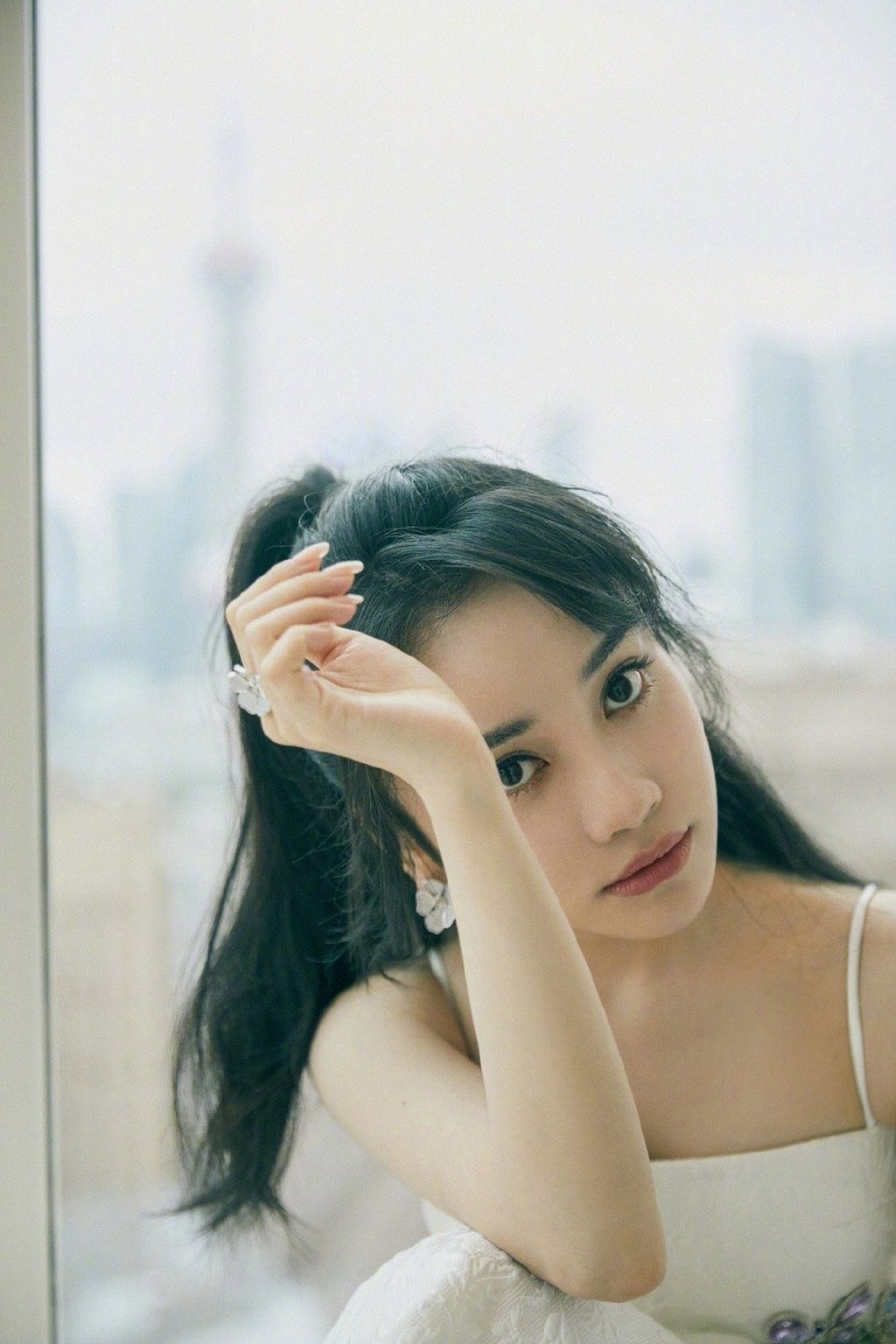 新谋女郎林博洋亮相某品牌活动,简约白裙搭配同色系高跟鞋