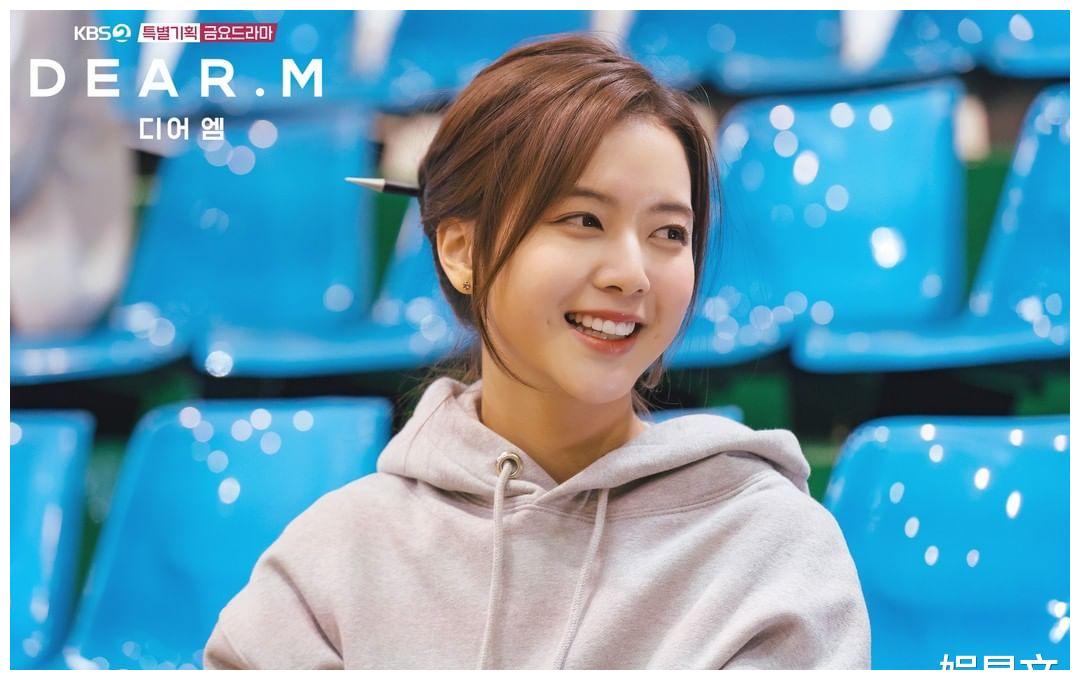 韩国演员卢正义在《dear m》剧中转变为可爱大学生的剧照