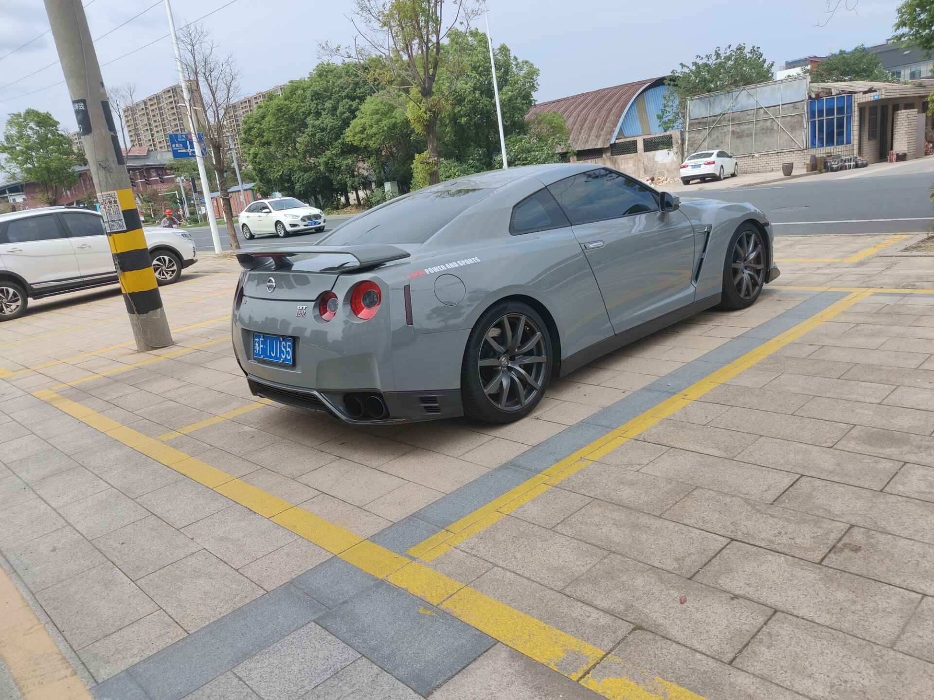 南通金沙镇实拍日产gtr跑车,水泥灰色车身充满个性!