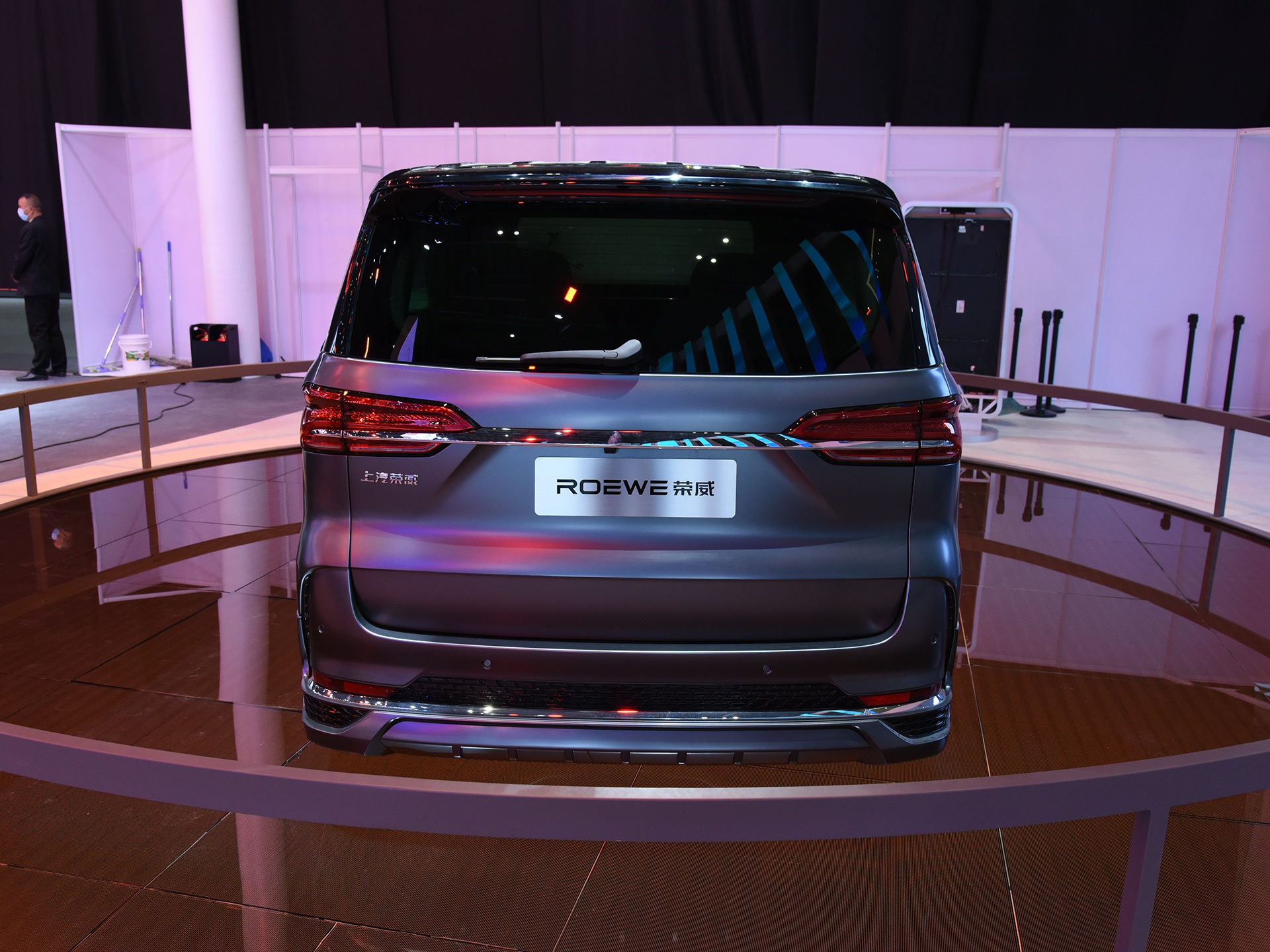 上海国际车展荣威推出imax8四座版车型售价或在30万元内