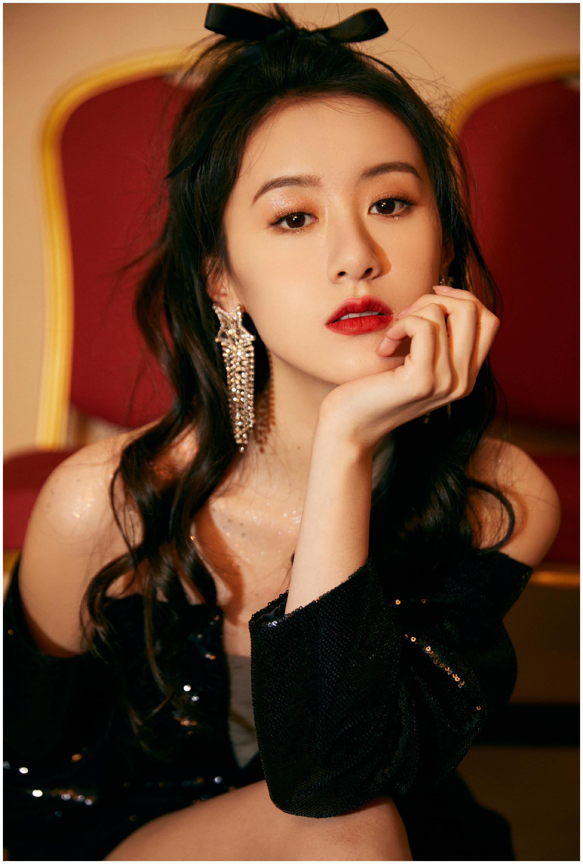 袁冰妍.流苏耳环黑裙造型.高清美图__财经头条