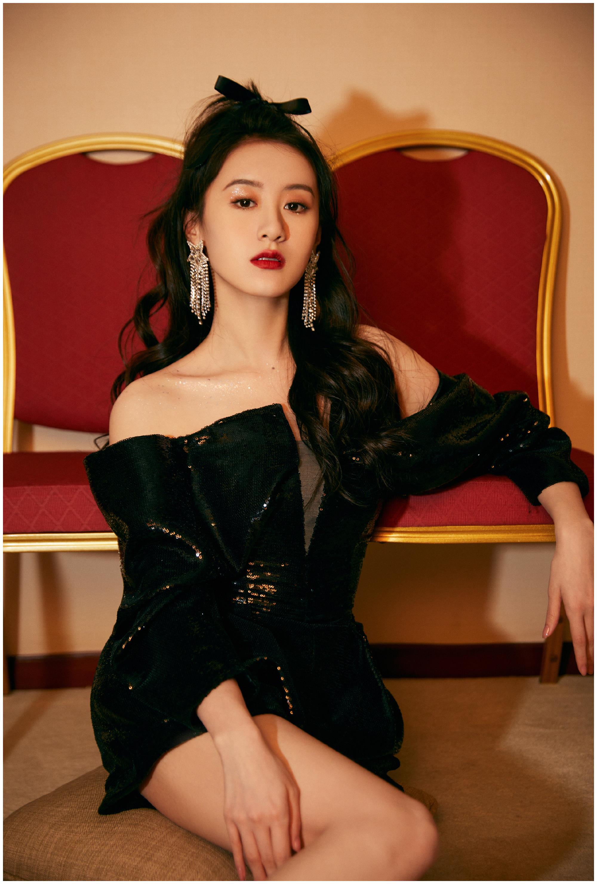 袁冰妍.流苏耳环黑裙造型.高清美图__财经头条