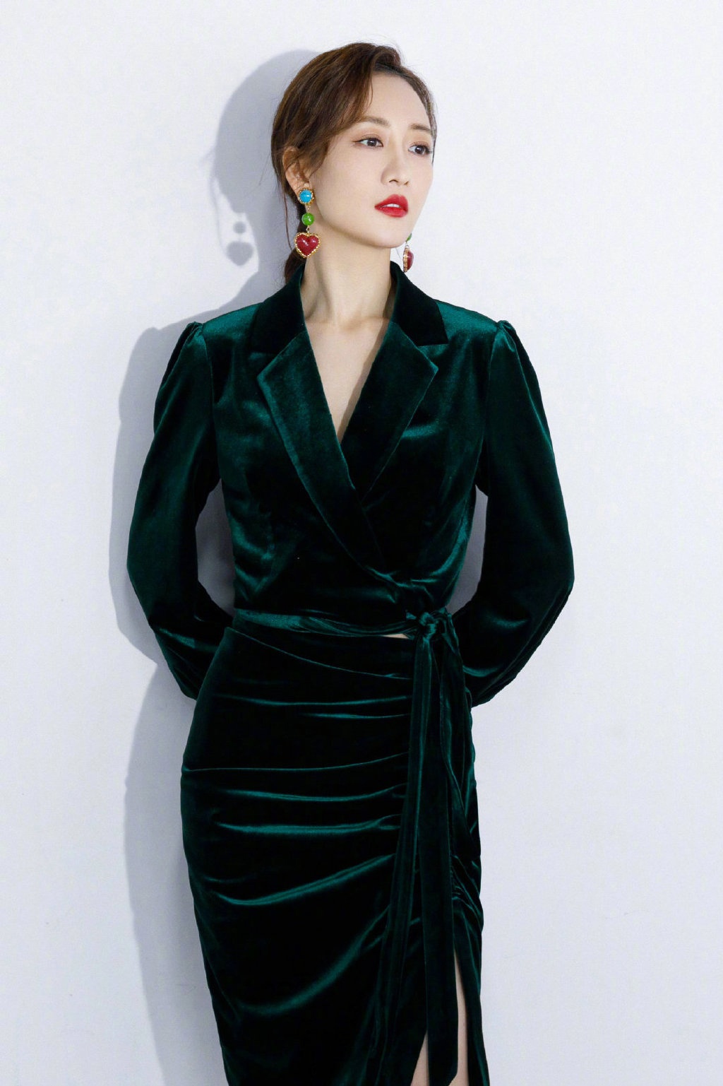 王鸥身穿一袭墨绿色丝绒裙高级感满满,搭配爱心吊坠耳饰