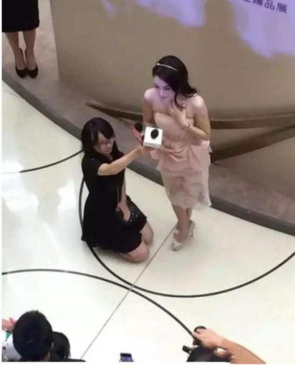 助理换鞋跪地收音高价片酬看完你还心疼明星吗