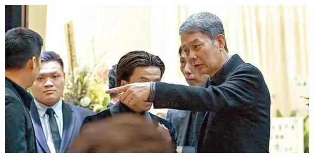 吴志雄邀好友聚餐,林俊贤帅气亮相,新义安大佬林江罕有霸气现身