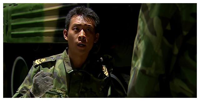 史今是三级士官,至少能服役十二年,为何九年他就退伍了?