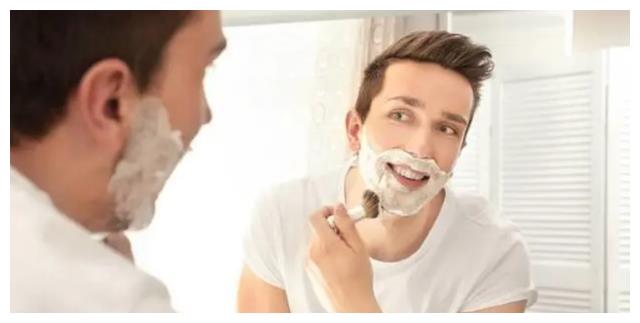 男人刮胡子也有讲究？医生提醒：在这2个时间段，最好别刮胡子休闲区蓝鸢梦想 - Www.slyday.coM