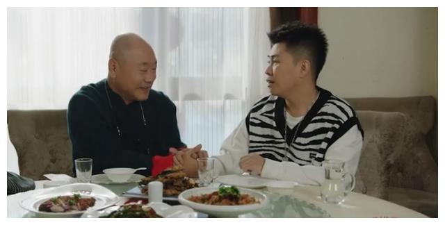 刘老根4药匣子返回龙泉沟戴眼镜剃光头很有20年前的感觉