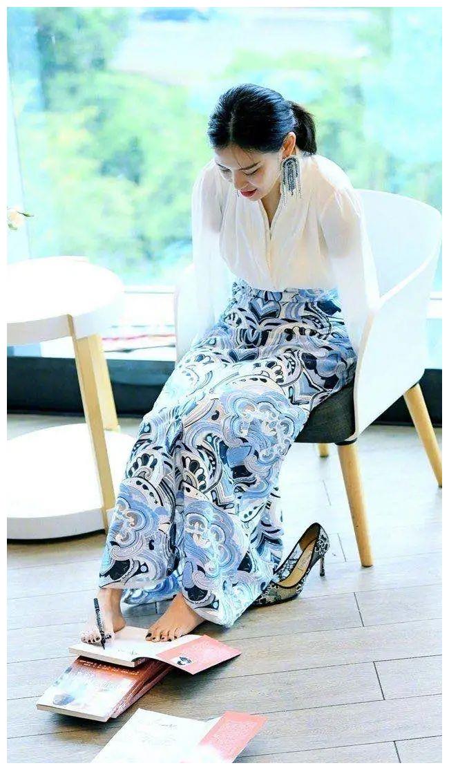 还是残疾人运动员,如今又走上t台……雷庆瑶用脚写出了自己的精彩履历