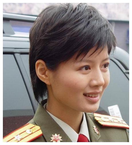 与傅程鹏离婚的"军中霸王花"程愫,如今43岁又飒又美