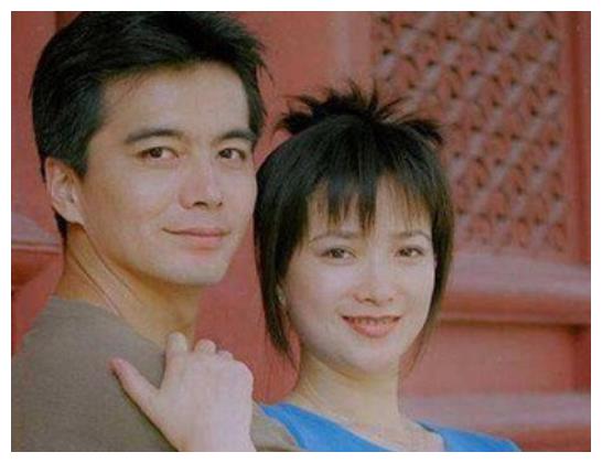 许亚军四任妻子无缝对接为爱娶了何晴转身又恋小12岁娇妻