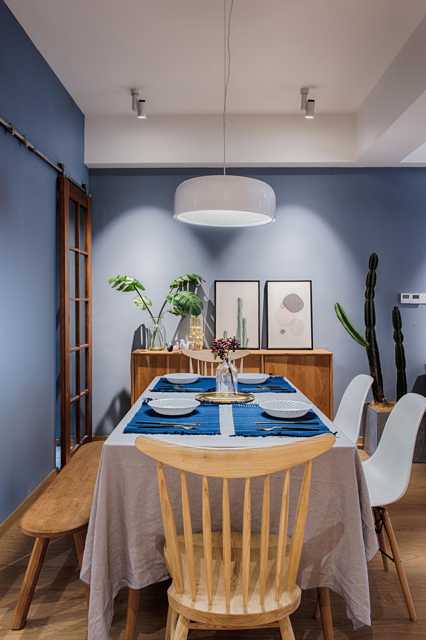 134㎡北欧跃层,高级又耐看的雾霾蓝,温润有质感的原木色