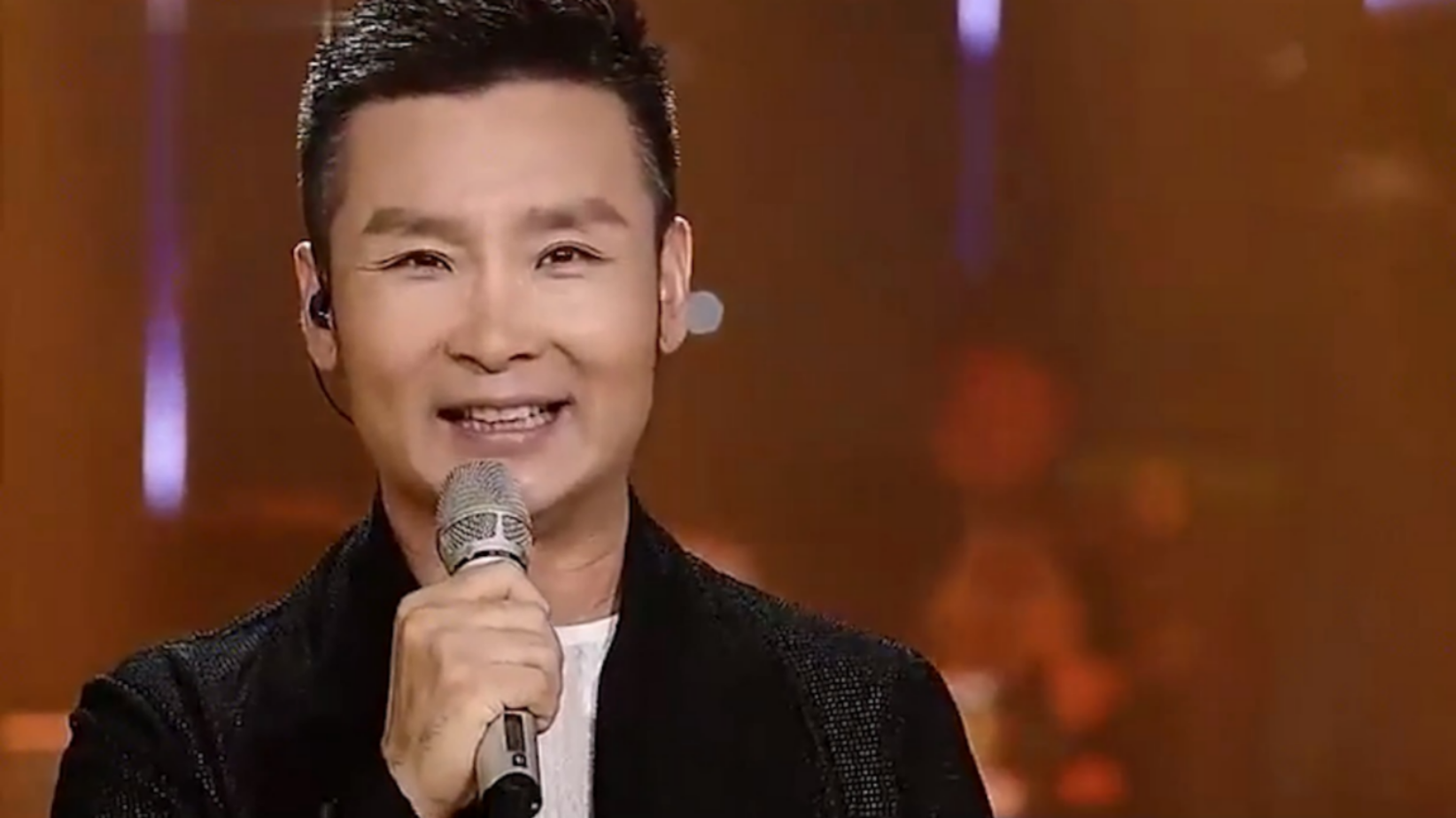 经典永不过时!刘和刚演唱经典民歌《乌苏里船歌》,韵味十足__财经头条