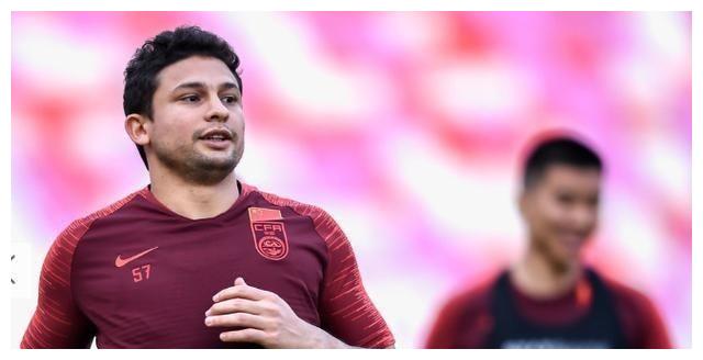 四归化同时在场!李铁终于开窍了,对阵越南打出底牌力争取胜