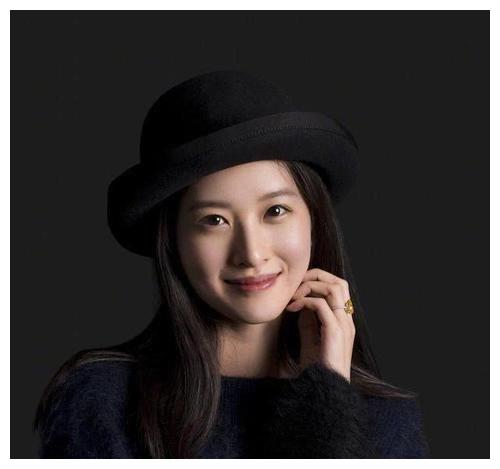 经历婚姻风波后的章泽天,在所有吃瓜群众都看她会不会闹的时候,毅然