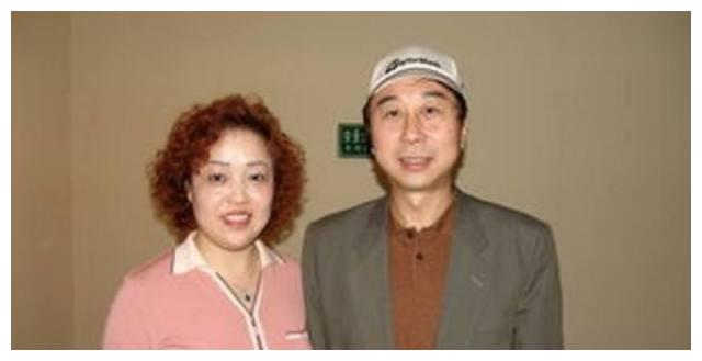 冯巩的曾祖父是前民国代总统冯国璋,身为反动军阀后代的冯巩,因此