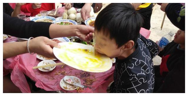 妈妈带6岁儿子回乡下吃席，菜刚上齐就打包，大声喊叫：我随礼了休闲区蓝鸢梦想 - Www.slyday.coM