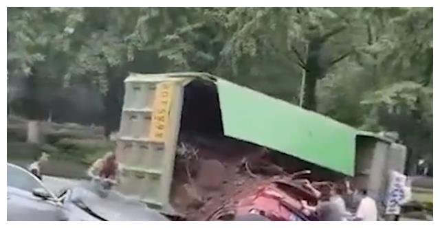 揪心！重庆一渣土车侧翻压扁2轿车，3人不幸被埋，现场曝光休闲区蓝鸢梦想 - Www.slyday.coM