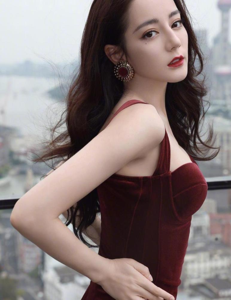 新疆美女热巴也是包装的?长直发加刘海,不清纯反而憔悴又沧桑!