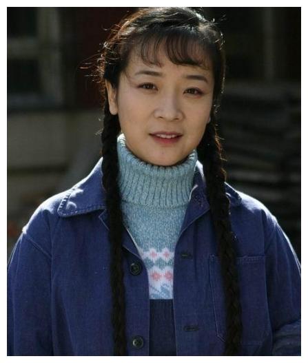 有一位名叫陈小艺的演员,如今已经52岁,在不久前还被拍到了与小鲜肉