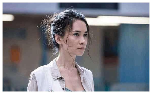 她嫌《战狼2》片酬低而拒演,最终成就了卢靖姗,她却无戏可怕!