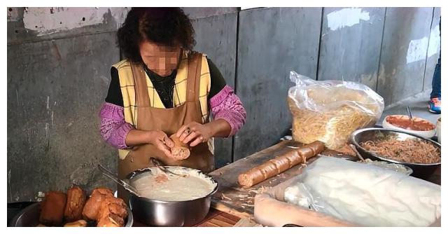 阿姨卖特色早餐,人均10元,却不卖给小学生,顾客:是个善良的人