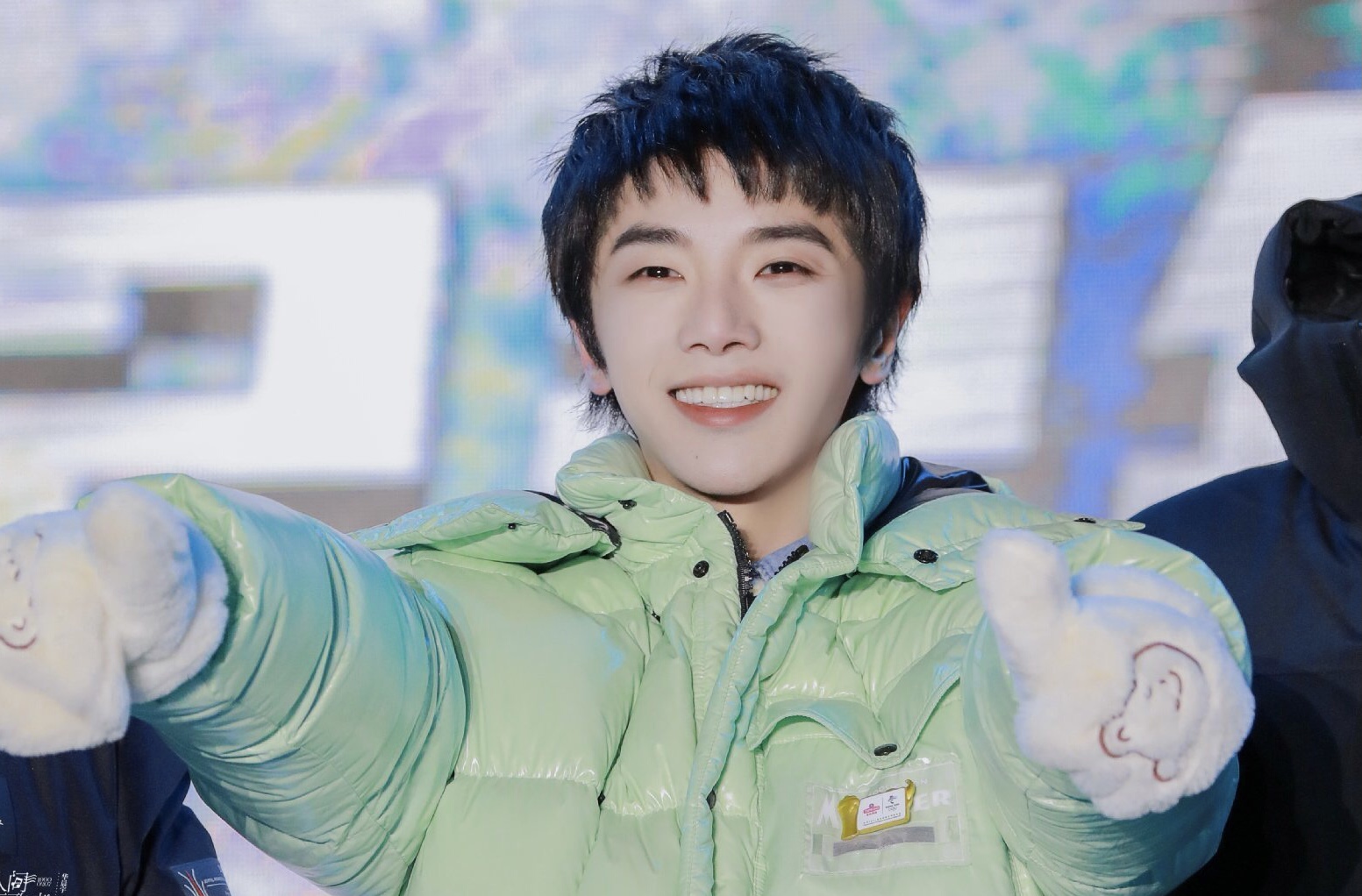 华晨宇被曝酒吧吸烟,吞云吐雾旁若无人,老烟枪?