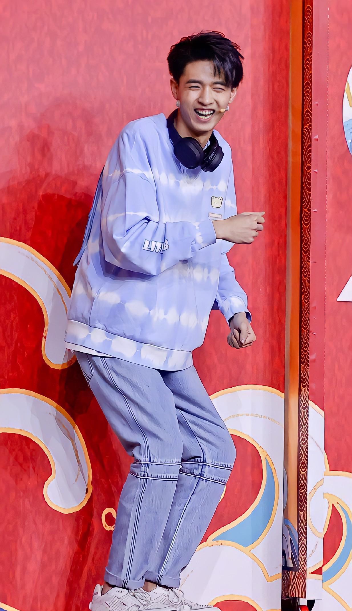 男生应该试试花衬衫潇洒又帅气欢乐喜剧人秦霄贤又圈粉