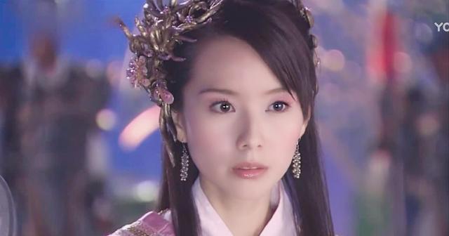 敖寸心是西海三公主,她救了杨戬,自己亦成了天庭的通缉犯,无家可归的