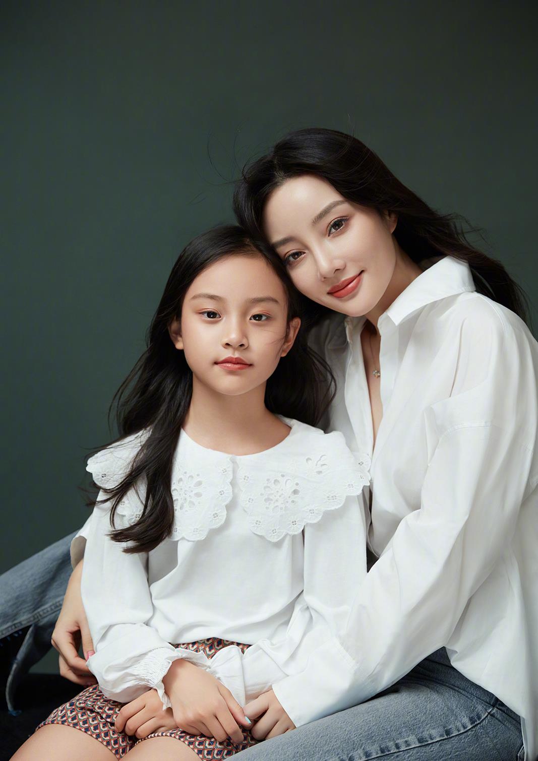 李小璐晒甜馨美照和鸭子同睡的她漂亮可爱越来越像妈妈了