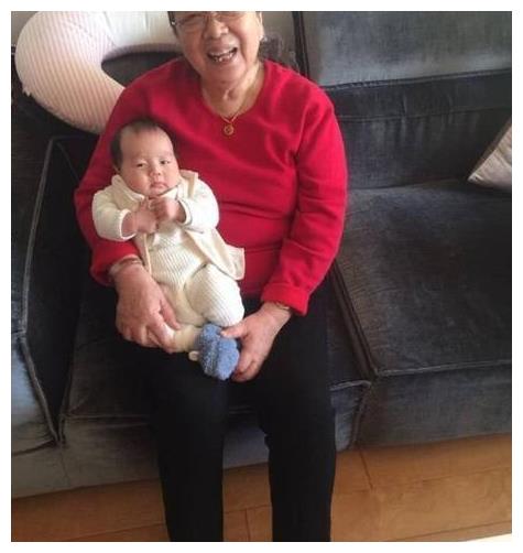 84岁李明启露面白发苍苍笑容很慈祥穿着讲究打扮的很富态