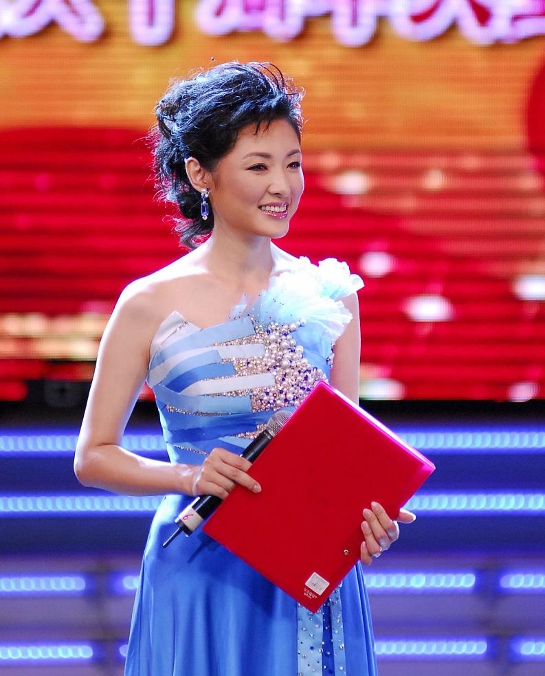 周涛台上美成焦点穿不对称礼服裙时髦又高雅太有品味了