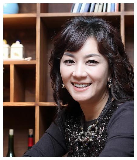 26岁嫁爱情35岁嫁假豪门47岁再嫁富豪 51岁女星三度离婚 财经头条 26岁嫁爱情35岁嫁假豪门47岁再嫁富豪 51岁女星三度离婚 财经头条