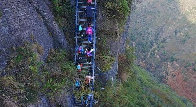四川凉山被资助6个亿的悬崖村,就修了一条铁梯路?休闲区蓝鸢梦想 - Www.slyday.coM 四川凉山被资助6个亿的悬崖村,就修了一条铁梯路?休闲区蓝鸢梦想 - Www.slyday.coM