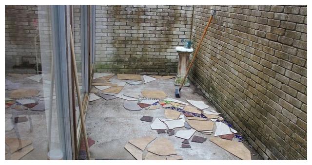 邻居攒了一麻袋的碎瓷砖,倒在院子里一块一块的铺,成品防滑漂亮