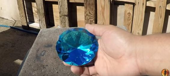 男子将一千多度的液态铜倒在蓝色水钻上,结果出乎意料