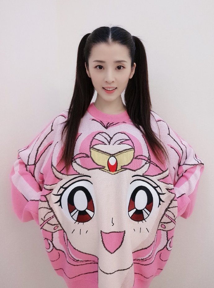 李若嘉两个羊角辫尽显可爱淑女气质