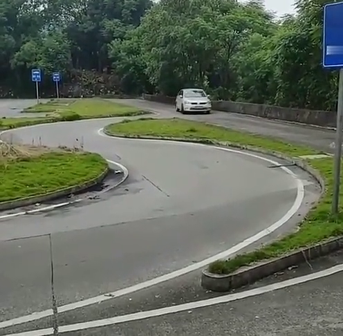 曲线行驶s弯道,掌握女教练说的技巧,新手轻松一把过!