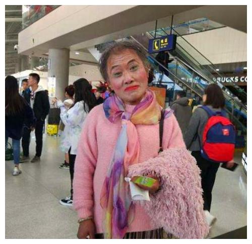 66岁拾荒老人男扮女装16年,浓妆艳抹扎辫子,他这么做是为什么?