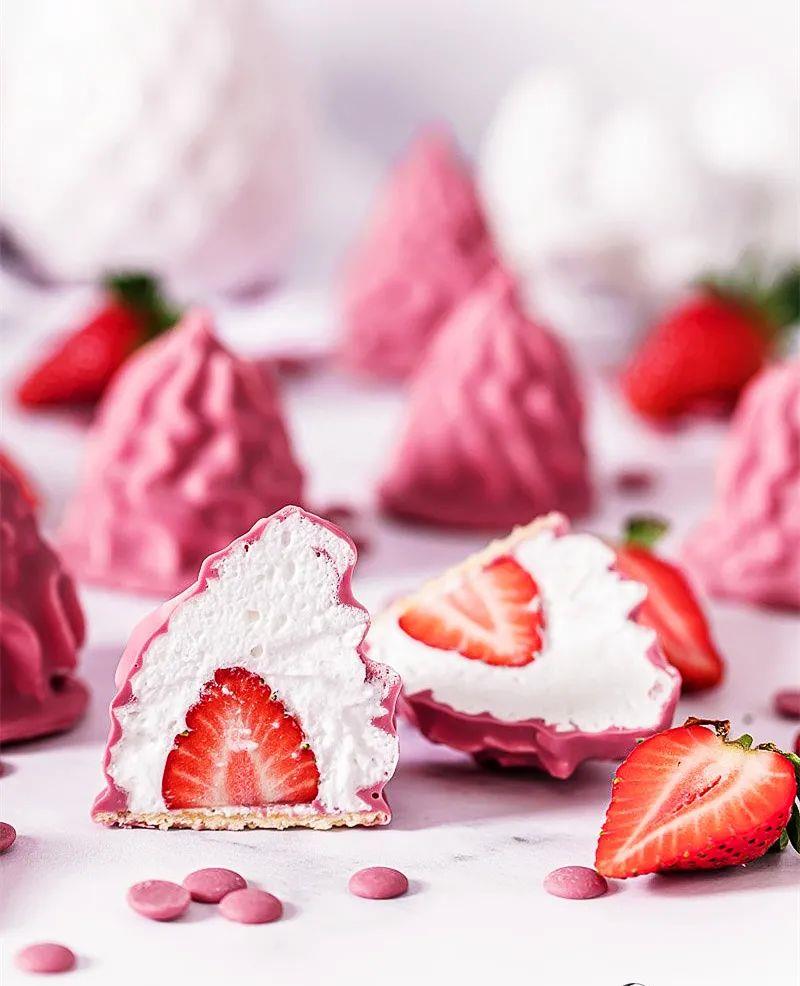 粉红色的回忆蓬松丰富美味可口的红宝石巧克力草莓之吻甜品