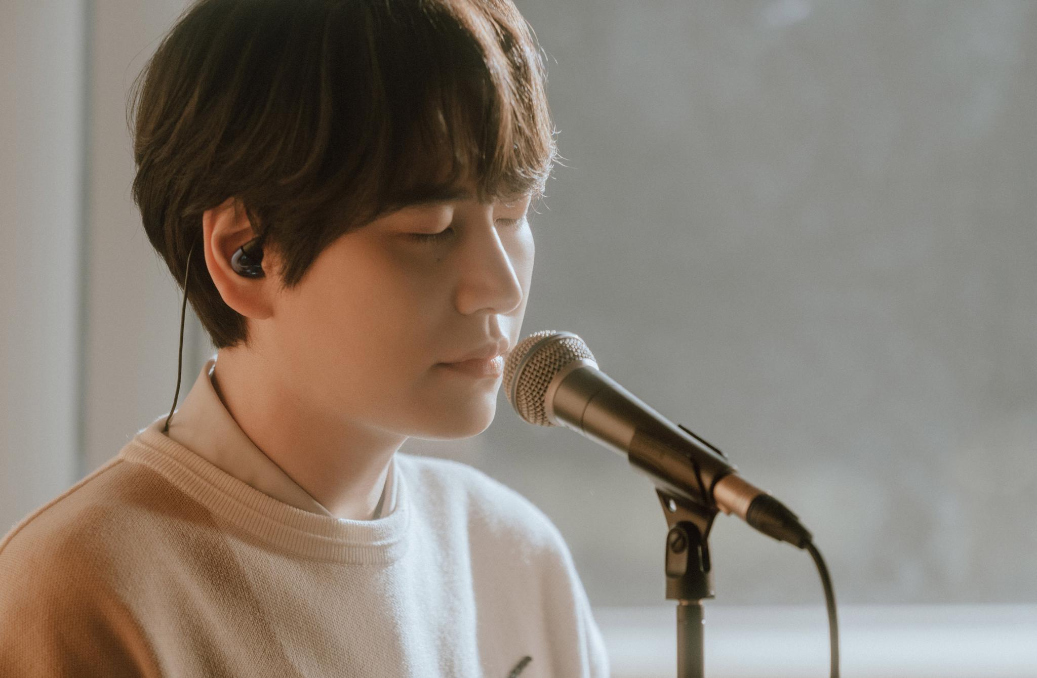 圭贤今天7点通过station公开春季单曲《coffee》现场演唱视频!