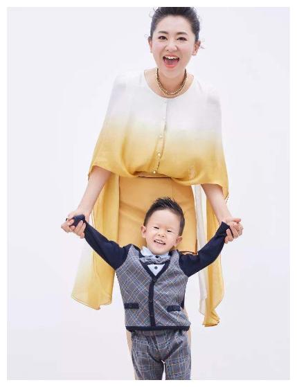 月亮姐姐王昊:39岁为富商高龄产子,42岁被老公儿子宠成少女