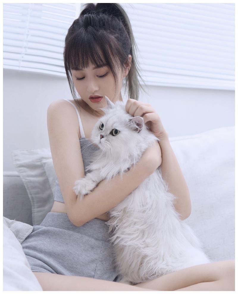 性感美女时尚写真妙龄少女吊带香肩杏眼红唇清纯甜美明媚动人