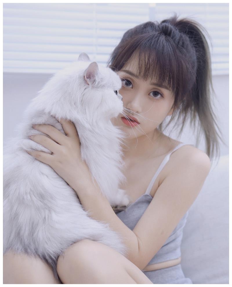 性感美女时尚写真妙龄少女吊带香肩杏眼红唇清纯甜美明媚动人