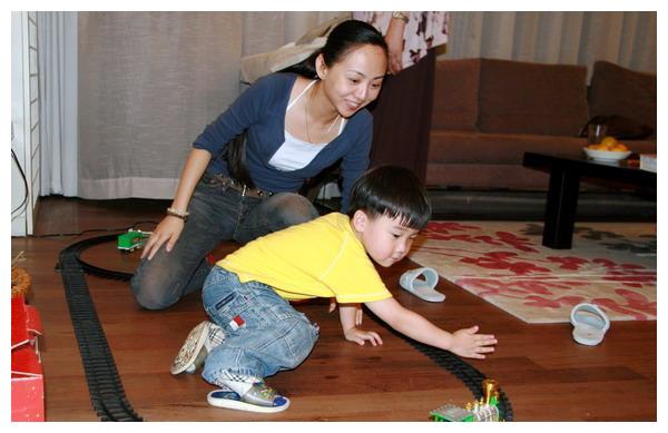 45岁邰丽华罕露面皮肤紧致似冻龄老公帅气儿子长相不随妈