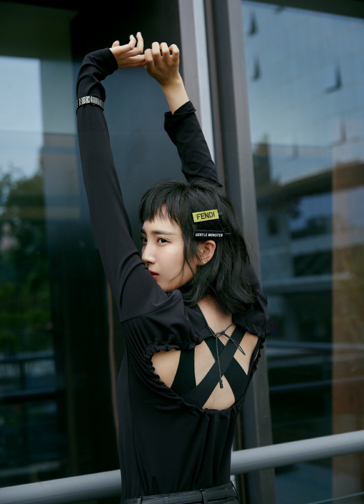 冷酷美女王紫璇帅气皮裤时尚明星写真