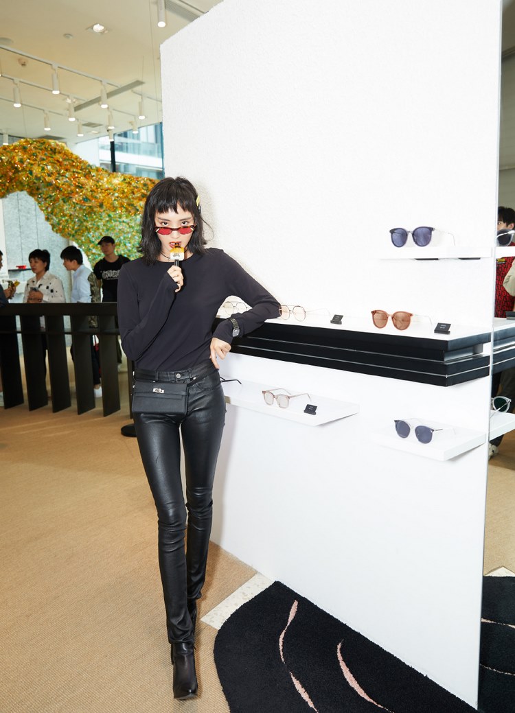 冷酷美女王紫璇帅气皮裤时尚明星写真