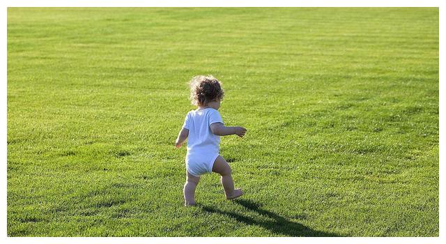 宝宝走路不稳,是否智商过低?应先观察娃是否"感觉统合失调"