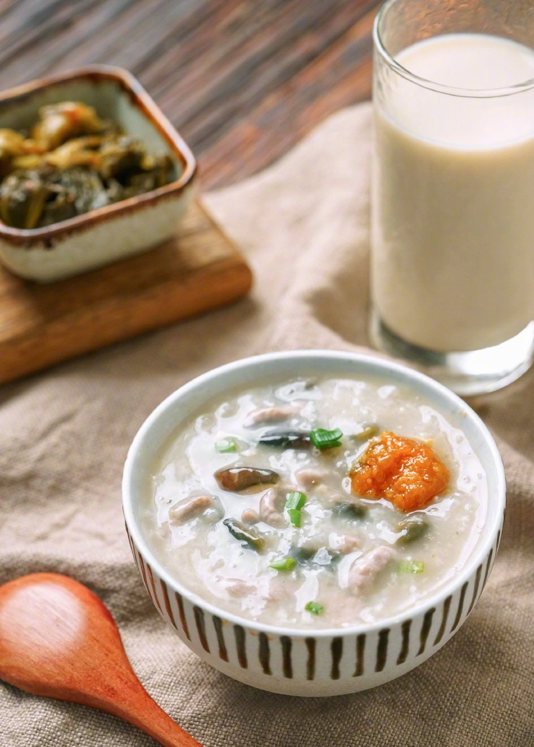 早餐粥中极品,皮蛋瘦肉粥,还加了颗流油的咸蛋黄,你一定会喜欢