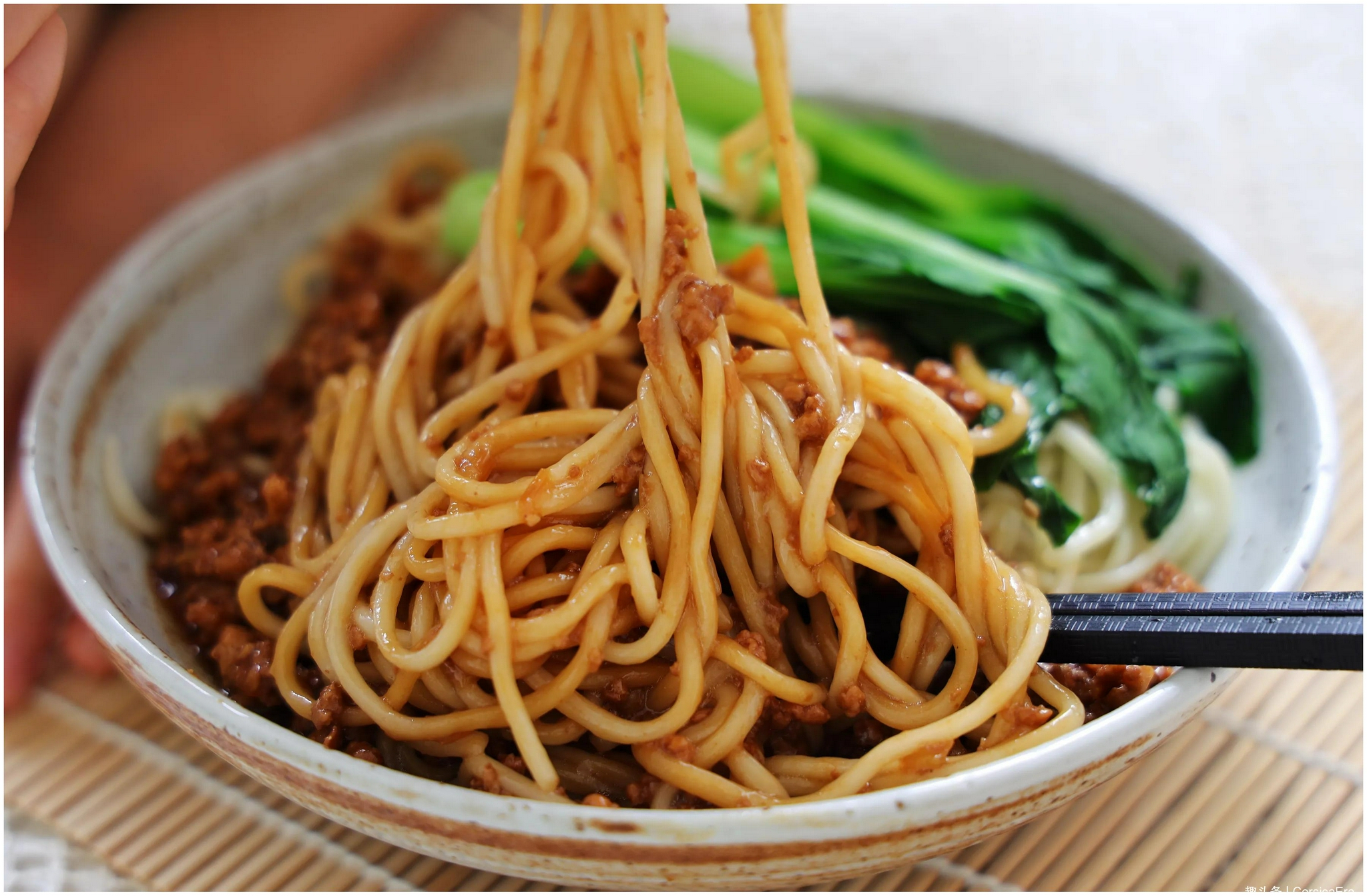 秋天的第一碗面一定是肉末酱汁面省时省力好吃更过瘾